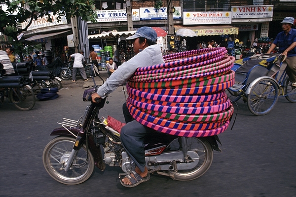 ちょっと積み過ぎじゃないですか？　タイで活躍中の原付バイク「カブ」の使われ方が想像の斜め上だった008